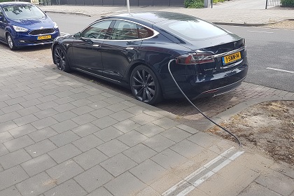 Gemeente Soest test de EV-kabelgoottegel