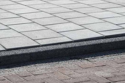 Wat is de MKI-waarde voor betonnen bestrating?