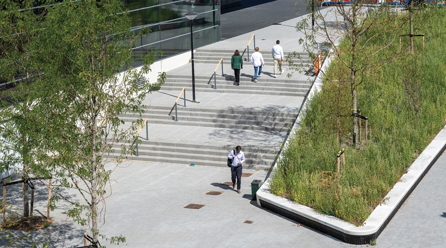 Trappartij en straatwerk uitgevoerd in betonstraatsteen&nbsp;van cementloos onderbeton (CERO) in lichtgrijze tint.