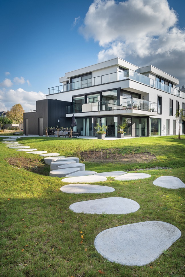 Wandelpad met organische Drop stapstenen in twee hoogtes.