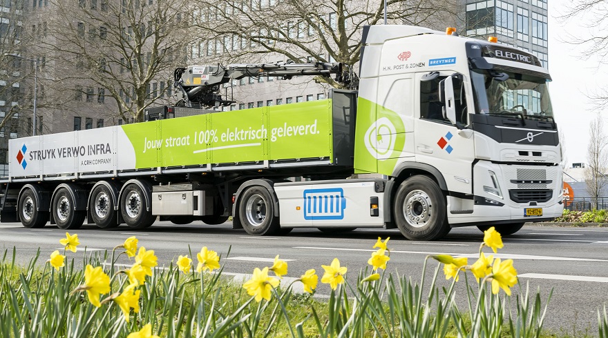 Zero-emissie truck met elektrische kraan.