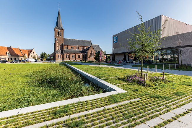 Sint Agatjaplein kerkzijde