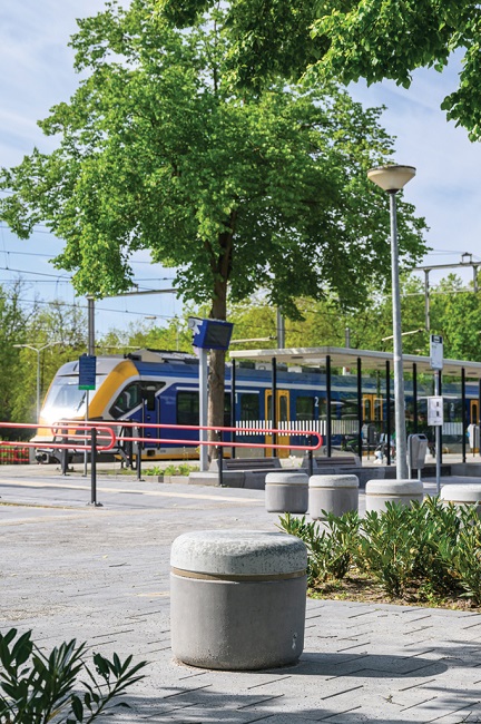 Serie van Mellow poufs sieren station 't Harde