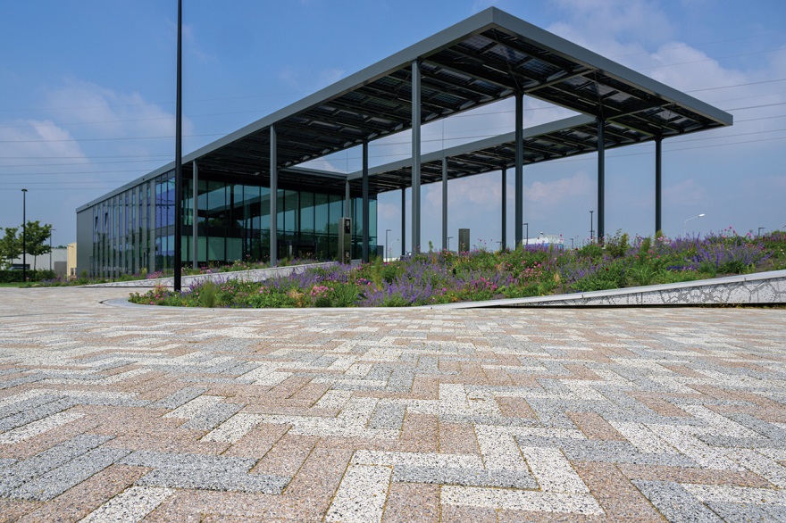 Hoofdkantoor van Byondis is in harmonie met de mixbestrating en omgeving