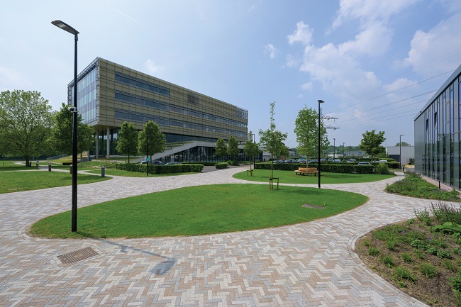 Het parkachtige terrein van Byondis