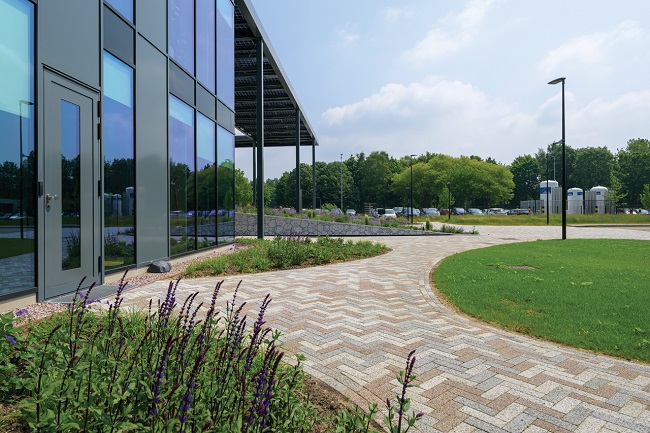 De mixbestrating bestaat uit 3 kleuren met een warme uitstraling