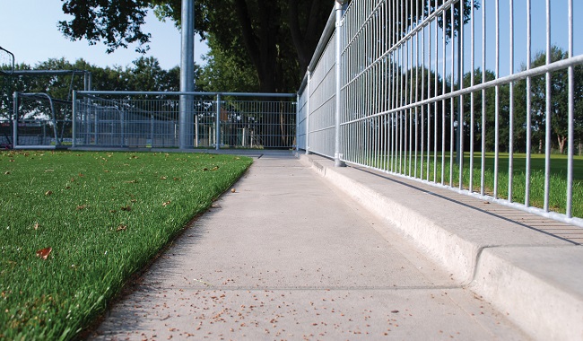 Betonnen vloerplaat met ge&iuml;ntegreerde infill barrier