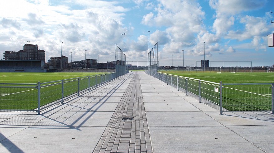 Betonnen vloerplaten als onderhoudsarme verharding rondom sportvelden