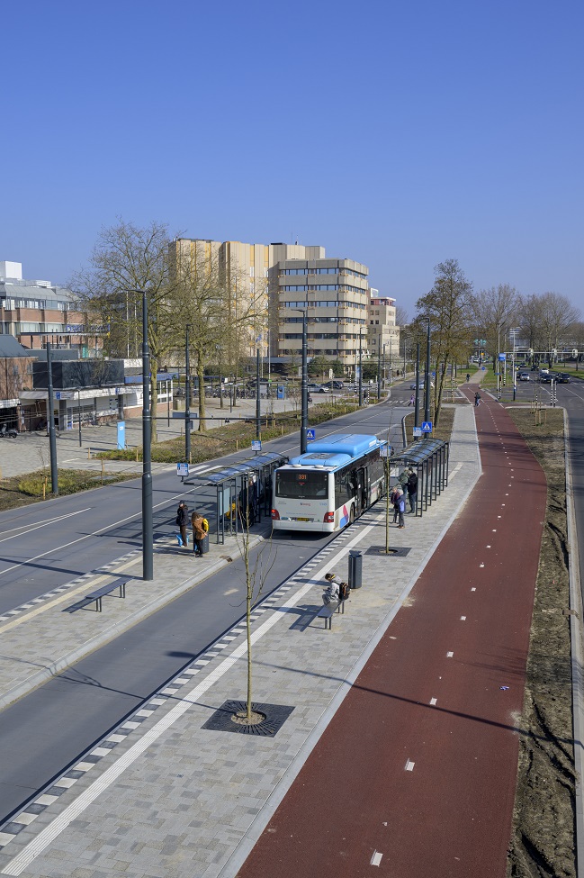Busstation Kronenburg en de buitenruimte na de metamorfose.