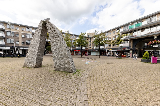 Oude situatie van het Muntplein: stenig en grijs