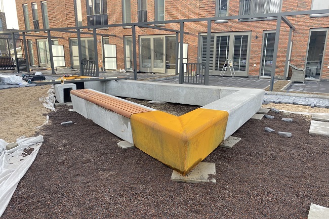 Holle Solid en Seat elementen in combinatie met cortenstalen hoekstuk