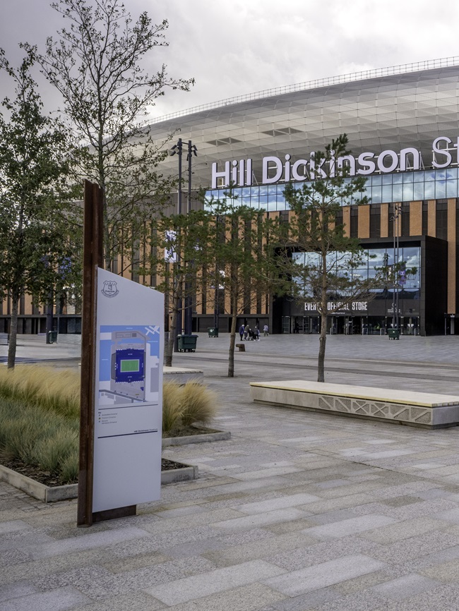 entree stadion | bomen en zitgelegenheid