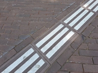 Geleidelijntegels met contrastmarkering