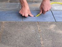 Grijze EV-kabelgoottegel