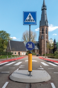 Oversteekplaats met prefab middengeleiders